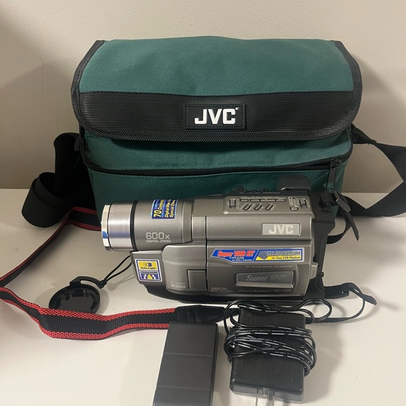 JVC GR-SXM245U Camcorder Camera No Tasted With Charger And Bag , cover takes off - Picture 4 of 16